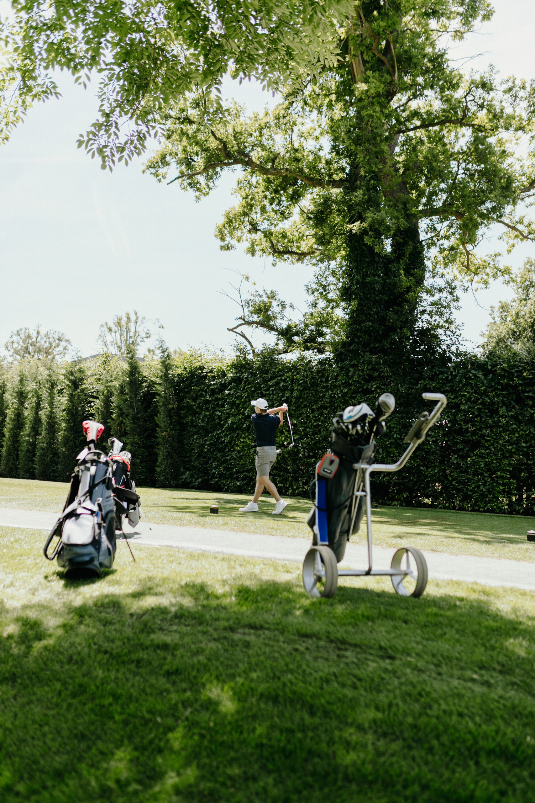 golf_pic13_swing_standing a man swinging a golfclub