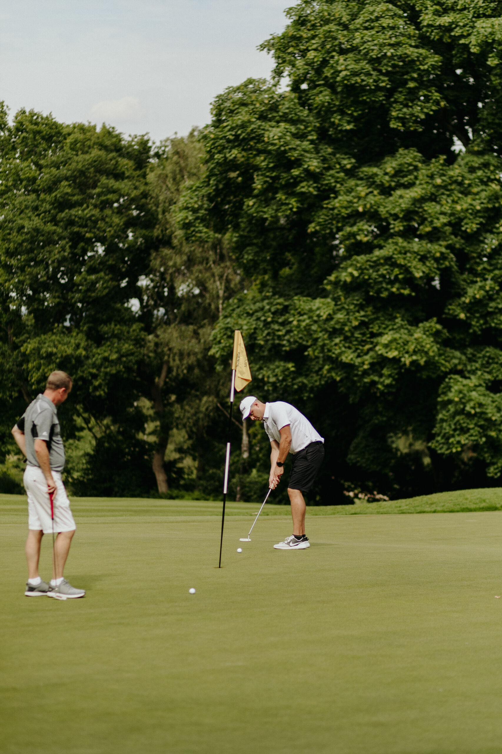 golf_pic24_putt_standing a man making a putt